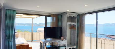 Chambre Deluxe, baignoire à jets, vue mer | Literie de qualité supérieure, minibar, coffres-forts dans les chambres