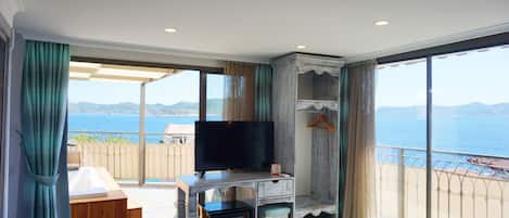 Habitación Deluxe, bañera de hidromasaje, vistas al mar | Ropa de cama de alta calidad y minibar con artículos gratuitos