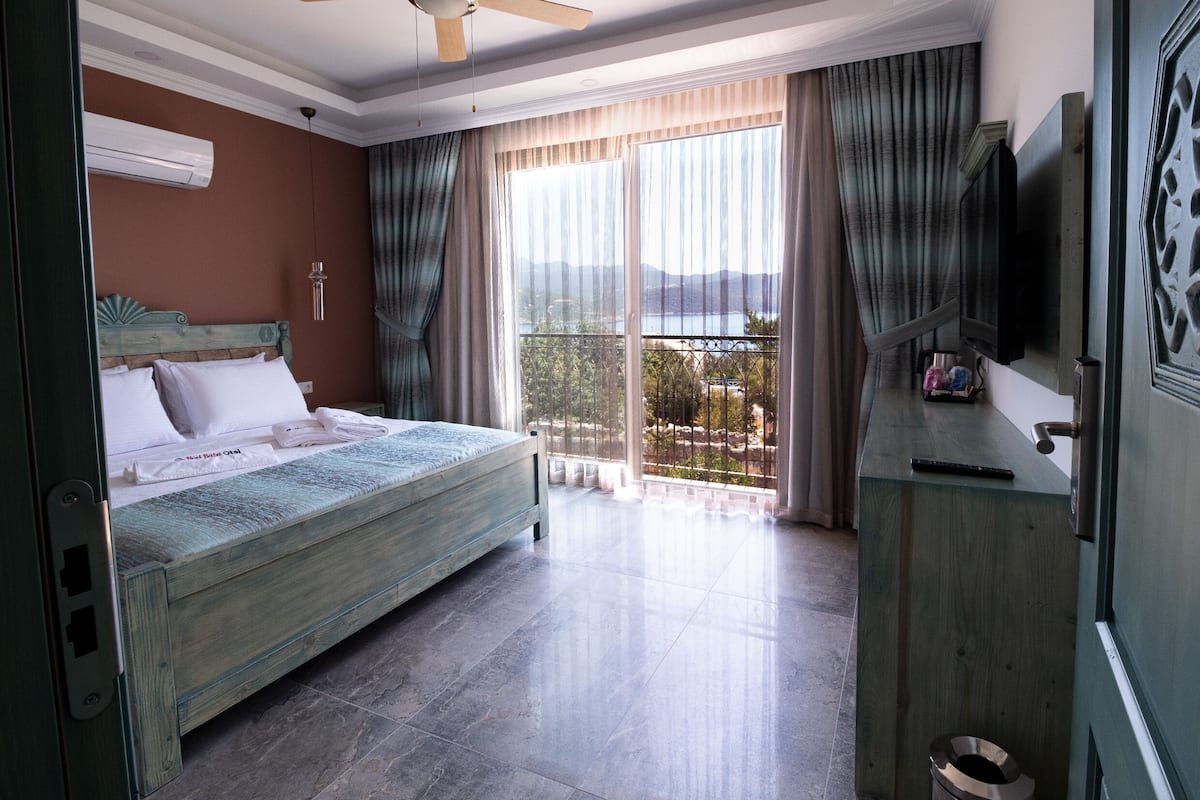 Comfort kamer, 1 twee- of 2 eenpersoonsbedden, gedeeltelijk uitzicht op zee | Luxe beddengoed, een minibar, een kluis op de kamer
