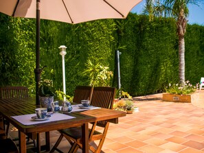 Outdoor dining - Casa Estarca, your Mediterranean home (Beniarbeig)