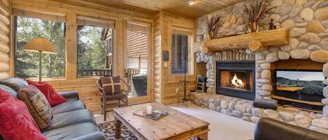 Een televisie, een open haard en een dvd-speler