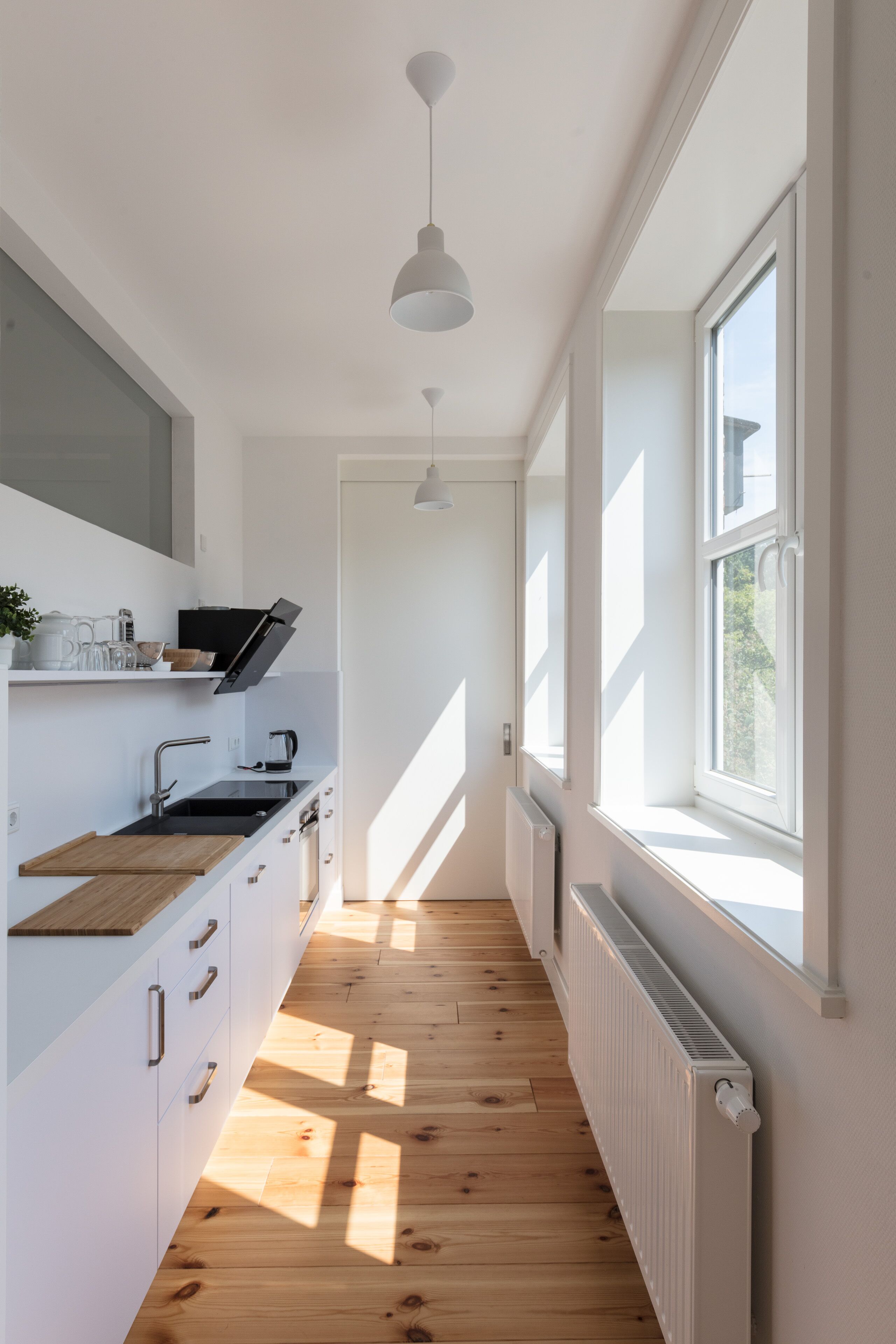 Kokeplater, oppvaskmaskin, kaffetrakter/tekoker og kjøkkenutstyr