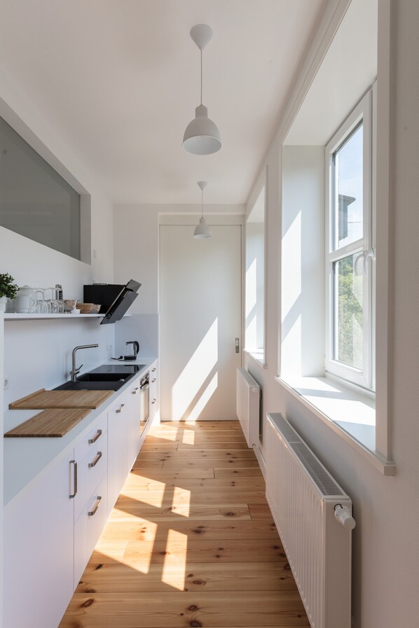 Herdplatte, Geschirrspüler, Wasserkocher mit Kaffee-/Teezubehör