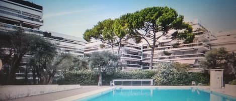 Utomhuspool och uppvärmd pool