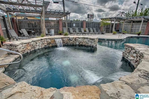 Less Than 1 mile to Bryant Denny, Coleman Coliseum, & Sewell-Thomas