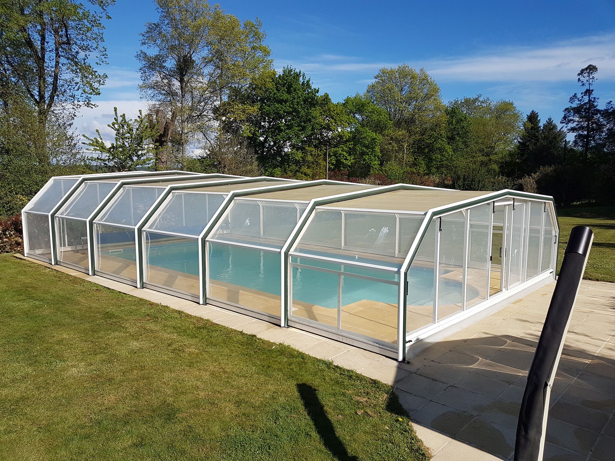 Een binnenzwembad en een buitenzwembad