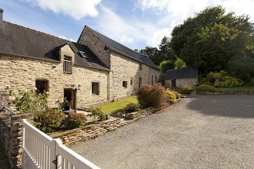 Stone cottage in peaceful location,  private covered pool near Josselin. 