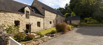 Stone cottage in peaceful location,  private covered pool near Josselin. 