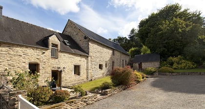 Stone cottage in peaceful location, private covered pool near Josselin.