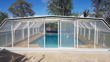 Een binnenzwembad, een buitenzwembad