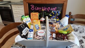 Una encimera de cocina con diversos alimentos y un cartel que dice 'Bienvenue'.
