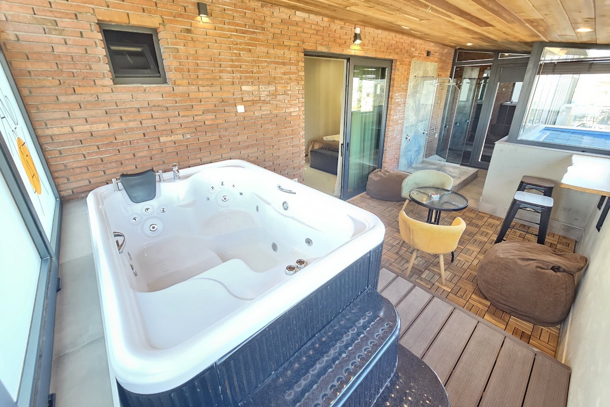 Superior Double Room, Jetted Tub, City View | Jetted bathtub