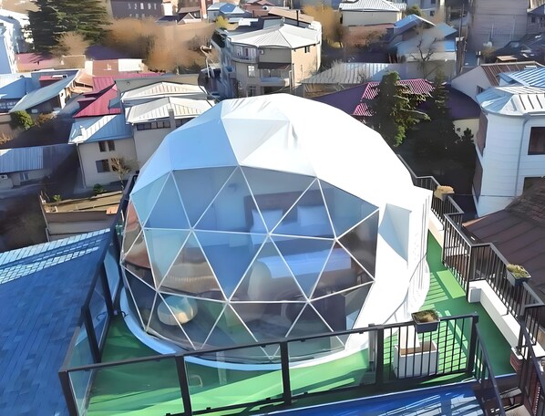 Glamping Ball on Roof top | Literie hypoallergénique, minibar, coffres-forts dans les chambres