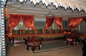 32-inch TV with satellite channels - Appart Hotel Dawlize (Nador)