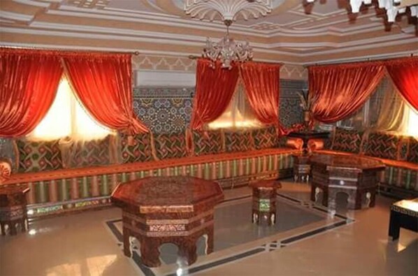 32-inch TV with satellite channels - Appart Hotel Dawlize (Nador)