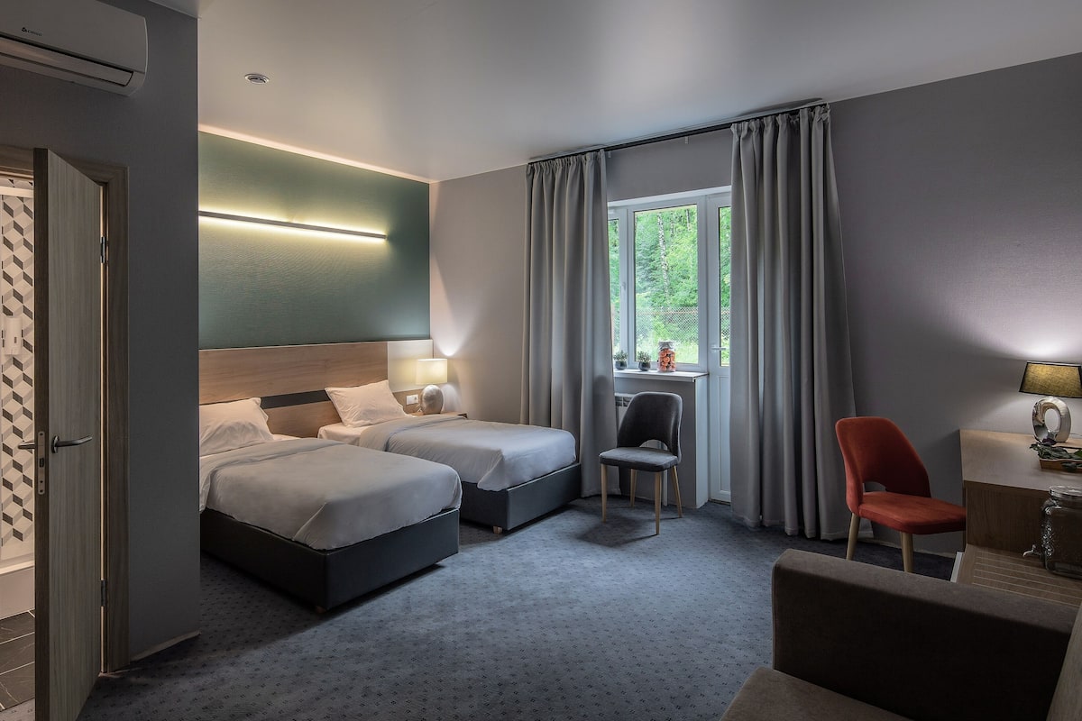 Minibar, muebles diferentes y escritorio