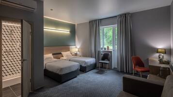 Minibar, muebles diferentes y escritorio