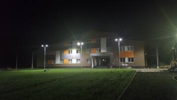 Vista frontal de la propiedad por la tarde o noche