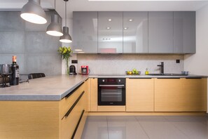 Fridge, oven, stovetop, dishwasher