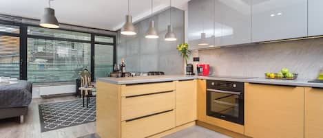 Fridge, oven, stovetop, dishwasher