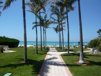 SUPERB LAKESIDE VILLA WITH PRIVATE POOL AND HOT TUB - NAPLES