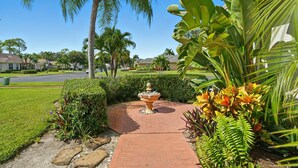 A garden pathway with a fountain, palm trees, and tropical plants. - SUPERB LAKESIDE VILLA WITH PRIVATE HEATED POOL - NAPLES (Naples)