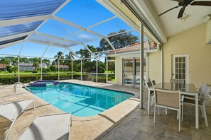 Utomhuspool och uppvärmd pool