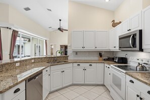 Kylskåp, mikrovågsugn, ugn och spishäll