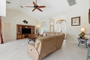 Smart TV, DVD player, books, video library - SUPERB LAKESIDE VILLA WITH PRIVATE HEATED POOL - NAPLES (Naples)