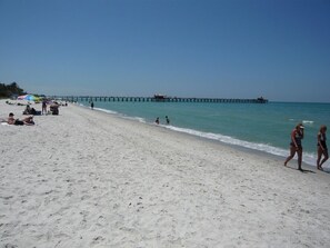 Solstolar och strandhanddukar