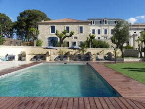 Outdoor pool, a heated pool - Château La Vidalle - Gite Massai (Vendres, France)
