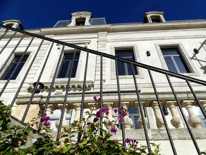 Exterior detail - Château La Vidalle - Gite Massai (Vendres, France)