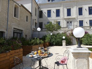 Outdoor dining - Château La Vidalle - Gite Massai (Vendres, France)
