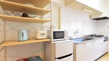 Fridge, microwave, stovetop, cookware/dishes/utensils