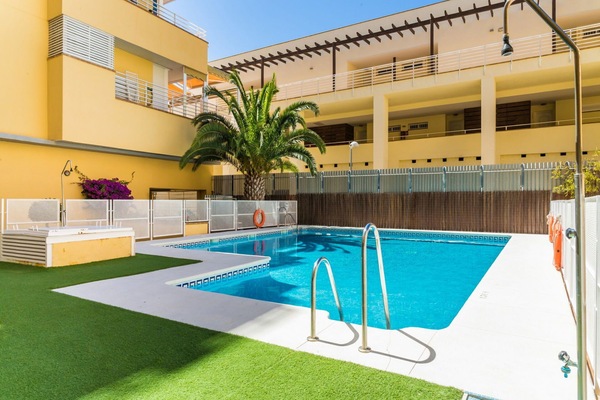 Gebäude, Pflanze, Himmel, Schwimmbad, Wasser, Azurblau, Schatten, Gartenmöbel, Stuhl, Haus