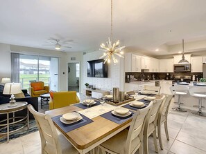 Dining - Amazing Getaway / Themed Stay with Lakeview (Kissimmee)