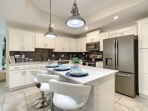 Fridge, microwave, oven, stovetop - Amazing Getaway / Themed Stay with Lakeview (Kissimmee)