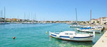 Stunning private villa for 6 people with A/C, WIFI, hot tub, TV, terrace, pets allowed and parking