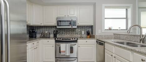 Een koelkast, een microgolfoven, een oven, een kookplaat