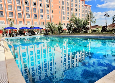 Una piscina al aire libre