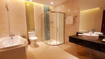 Executive Suite | Bathroom | Separate tub and shower, rainfall showerhead, hair dryer, slippers
