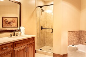 Une salle de bain avec une douche, un lavabo et des toilettes.