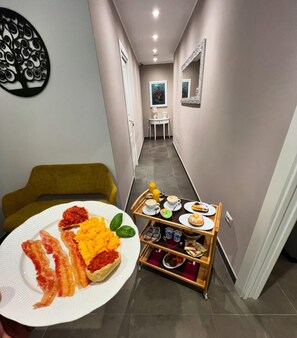 فطور مطهو حسب الطلب مجانًا يوميًا