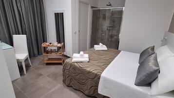 Romantisches Doppelzimmer | Minibar, Zimmersafe, Schreibtisch, laptopgeeigneter Arbeitsplatz