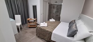 Habitació doble romàntica | Minibar, caixa forta a l'habitació i escriptori
