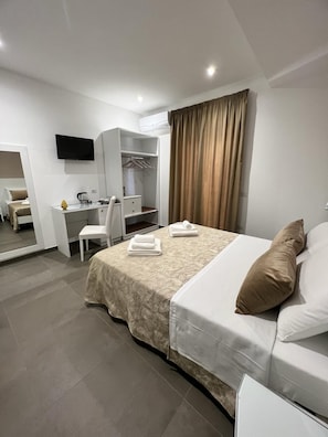 Habitació doble Deluxe | Minibar, caixa forta a l'habitació i escriptori