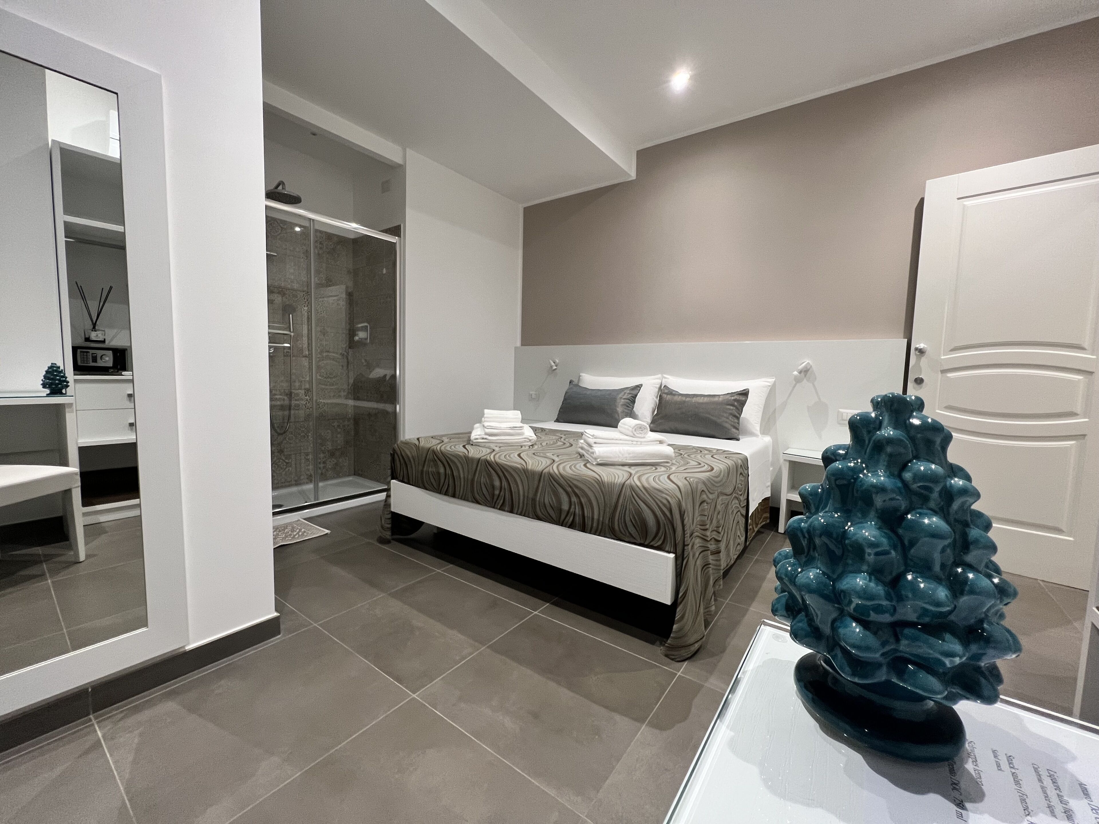 Minibar, coffres-forts dans les chambres, bureau