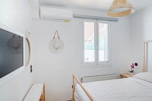 2 habitaciones y tabla de planchar con plancha