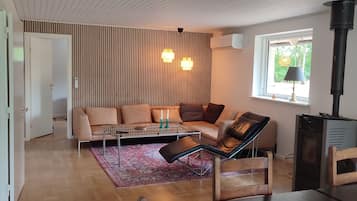 Comfort House, 5 Bedrooms, Terrace | Living area