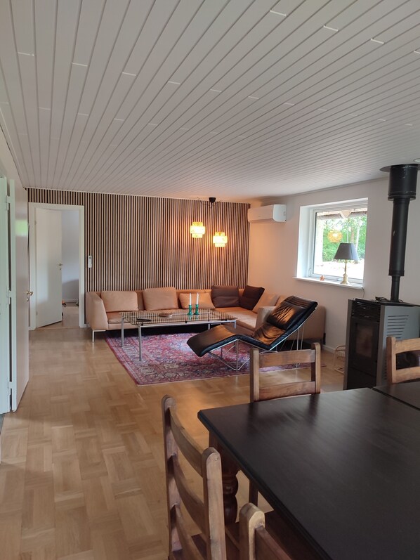 Comfort House, 5 Bedrooms, Terrace | Living area